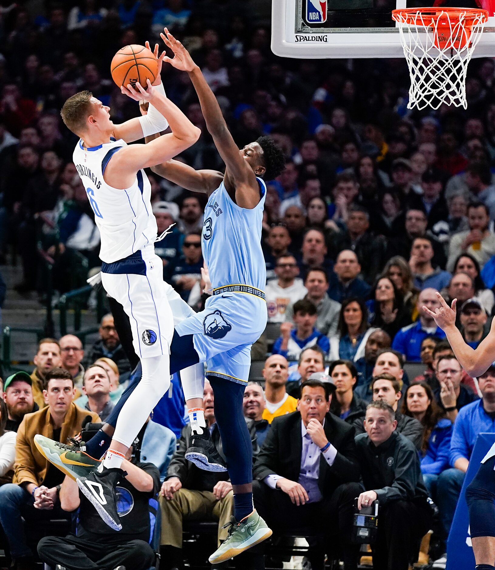 Dallas Mavericks forward Kristaps Porzingis (6) shoots over Memphis Grizzlies forward Jaren...