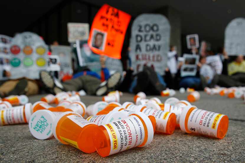 Frascos vacíos de pastillas de OxyContin en el suelo durante una demostración en contra de...