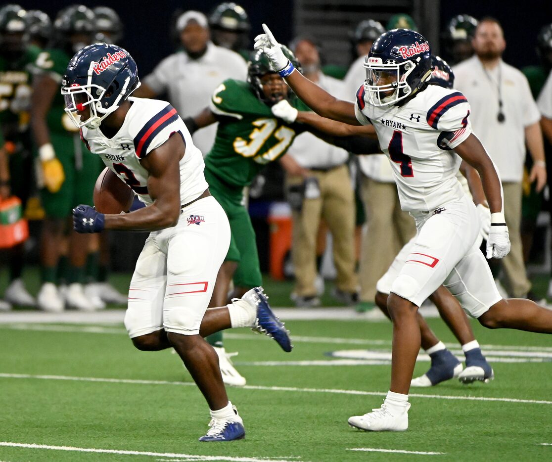 Denton Ryan’s Kalib Hicks (2) runs for a touchdown in the first half during a high school...