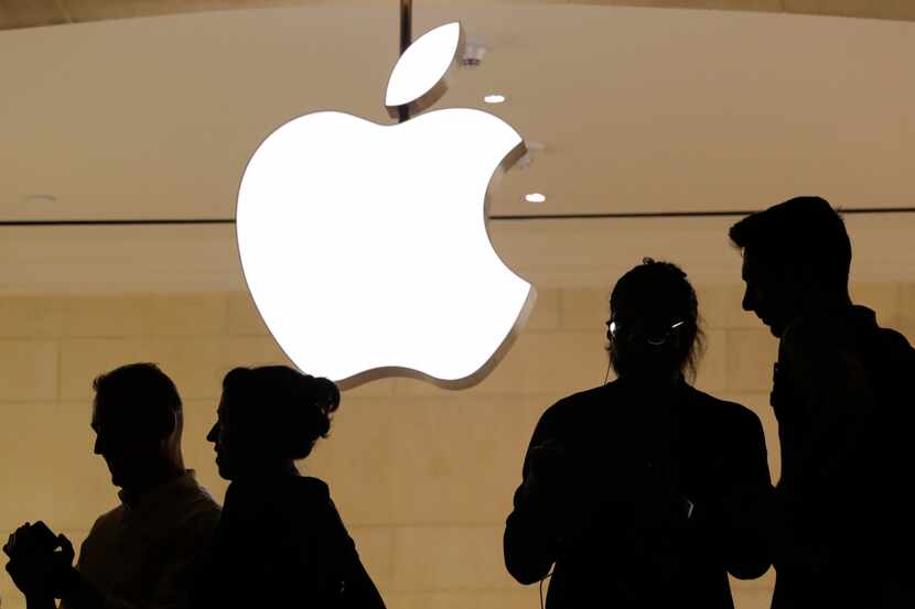 Consumidores entran a una tienda de Apple en Nueva York. AP
