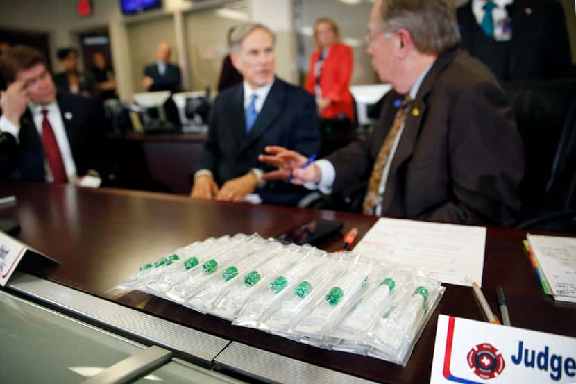 El gobernador Greg Abbott presentó algunas muestras de tests para coronavirus durante una...