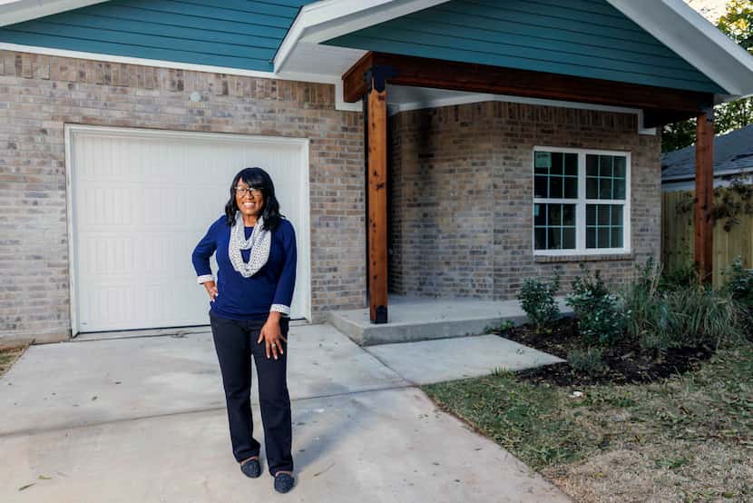 Ebony Bradley, una compradora de Habitat for Humanity, posa afuera de su casa nueva el...