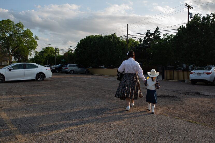 Doria Zavala y su hija Olivia Yong van rumbo a casa después de su presentación de baile en...