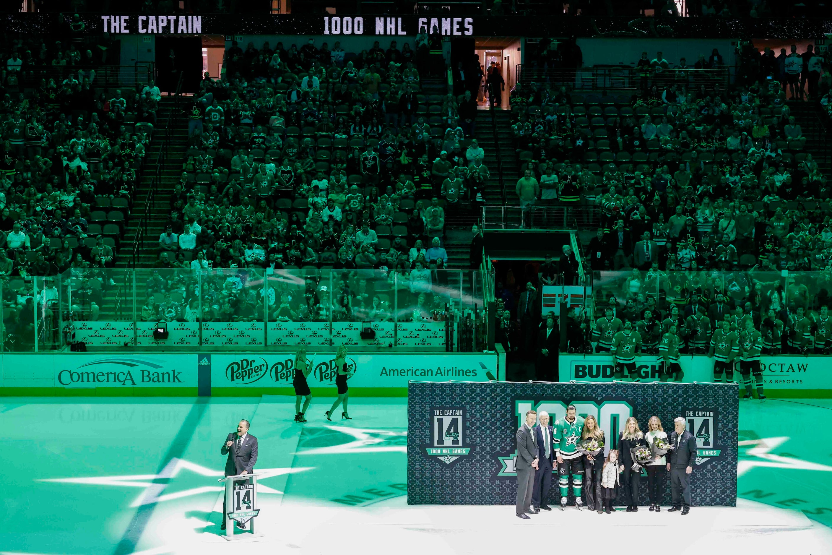 Dallas Stars left wing Jamie Benn (14) poses for a photo his family and Dallas Stars...