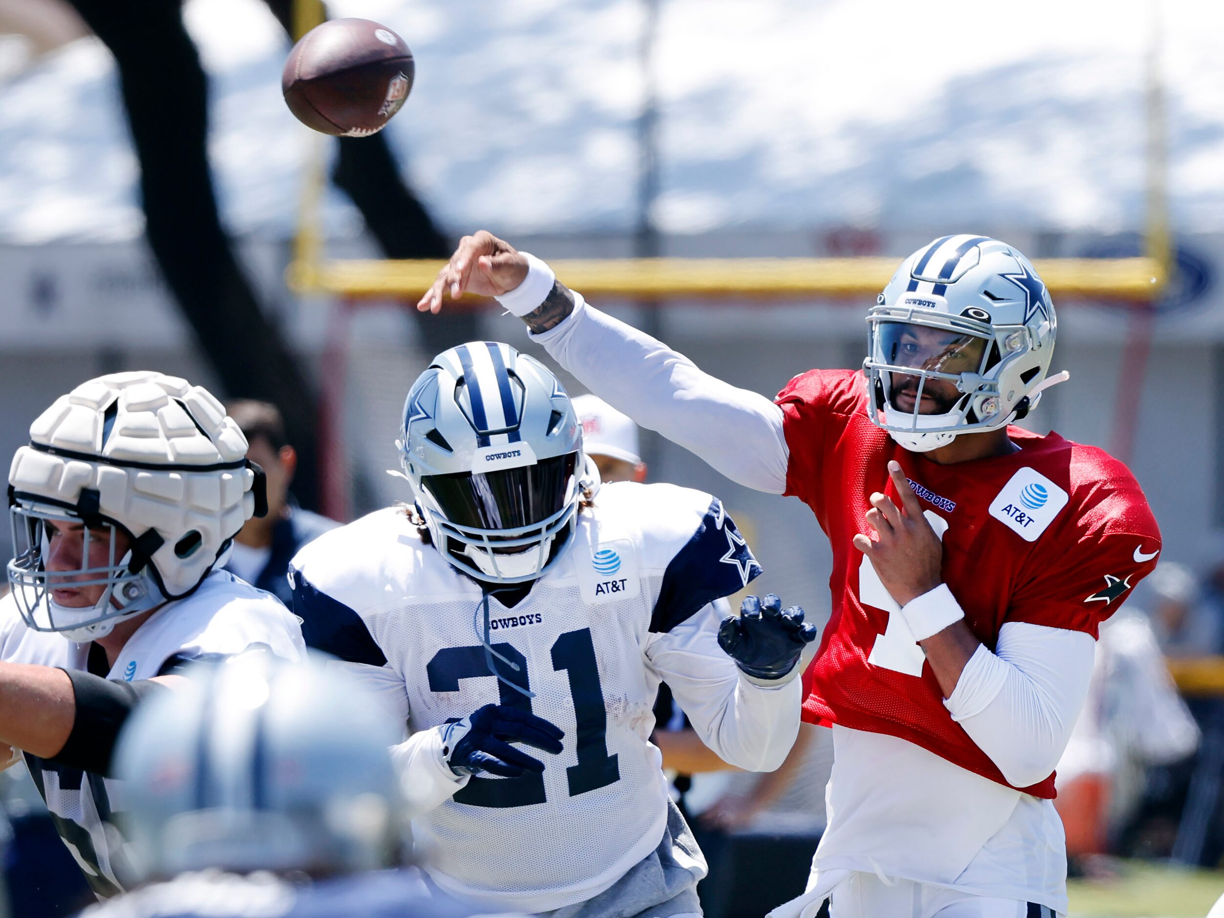 Dallas Cowboys running back Ezekiel Elliott (21) tries to duck out of the way of a Dak...