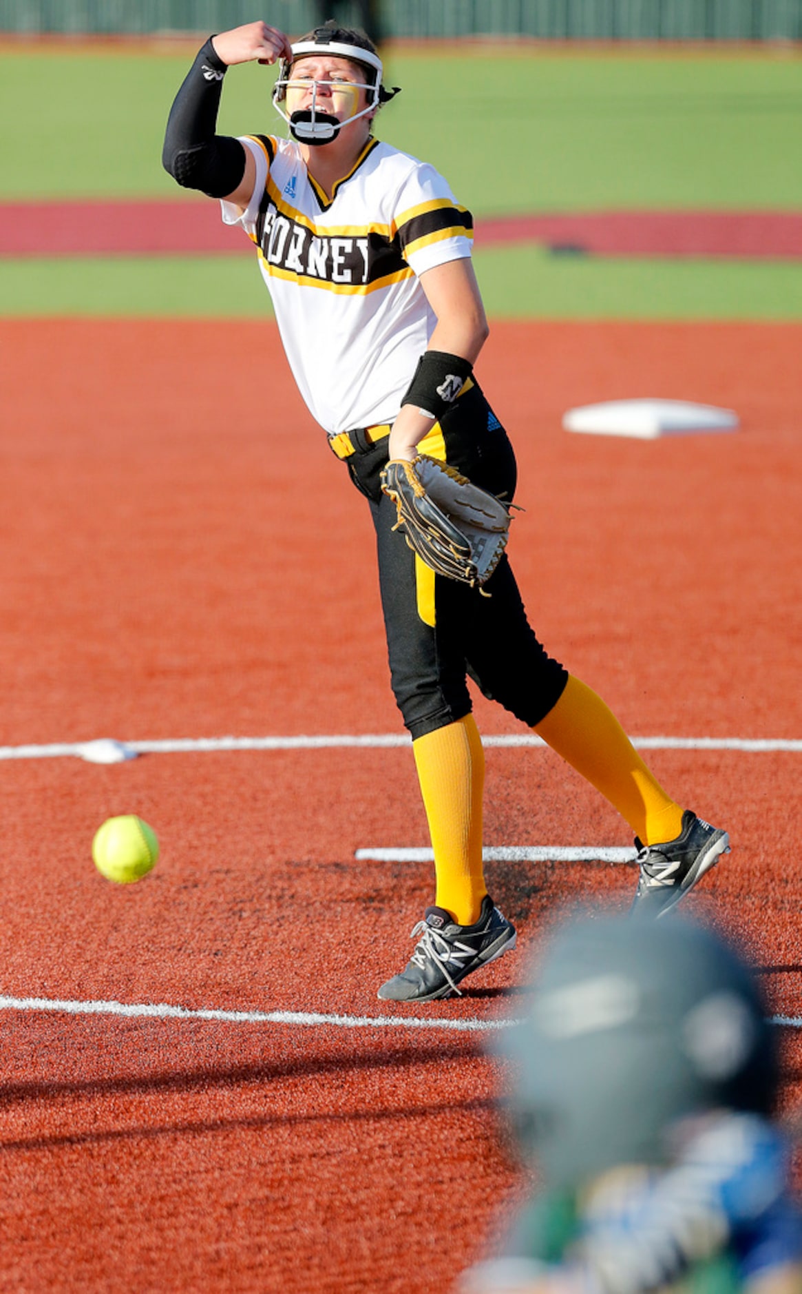 Forney High School pitcher Savanna DesRochers (2) throws a pitch in the first inning as...