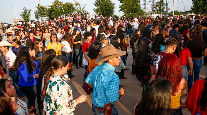 Jóvenes de Dallas bailan en el segundo  Huapango Fest Block Party en el Félix Lozada...