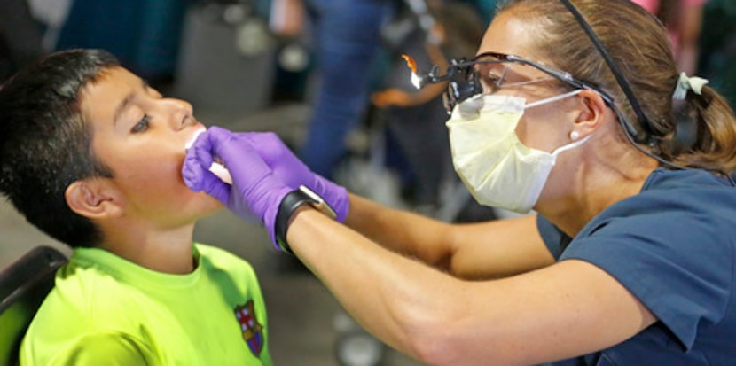 Kate Norbo, médica interna del departamento de odontología de Texas A&M revisa a Carlos...