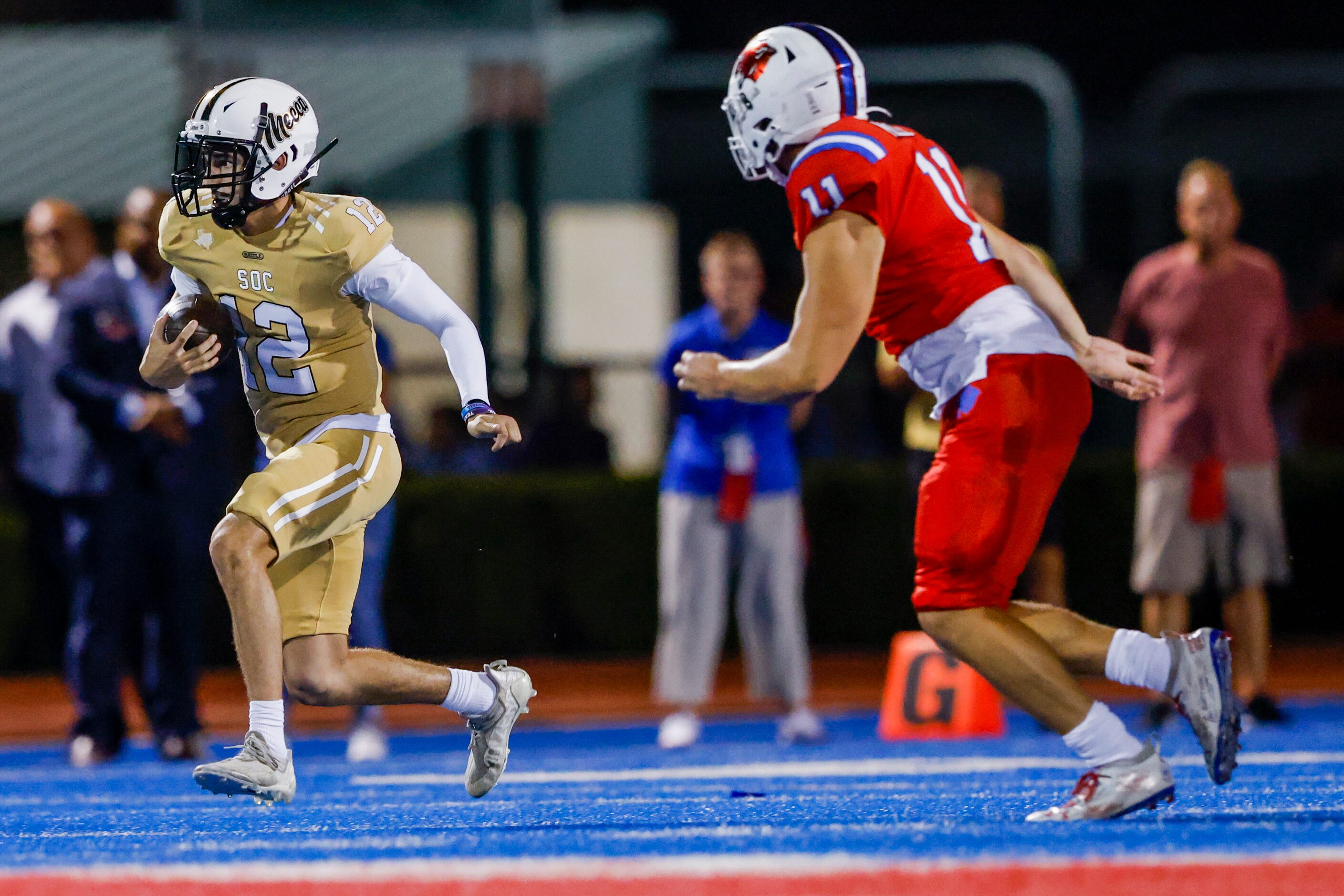 South Oak Cliff’s quarterback Carter Kopecky (12) runs from Parish Episcopal’s line backer...