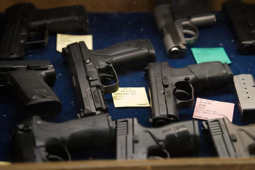 Armas en venta en una feria de armamento que se llevó a cabo en Garland, Texas, en 2019.