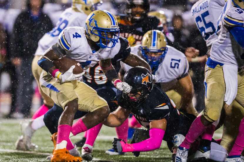 Garland Lakeview running back Camar Wheaton (4) runs the ball during the fourth quarter of a...