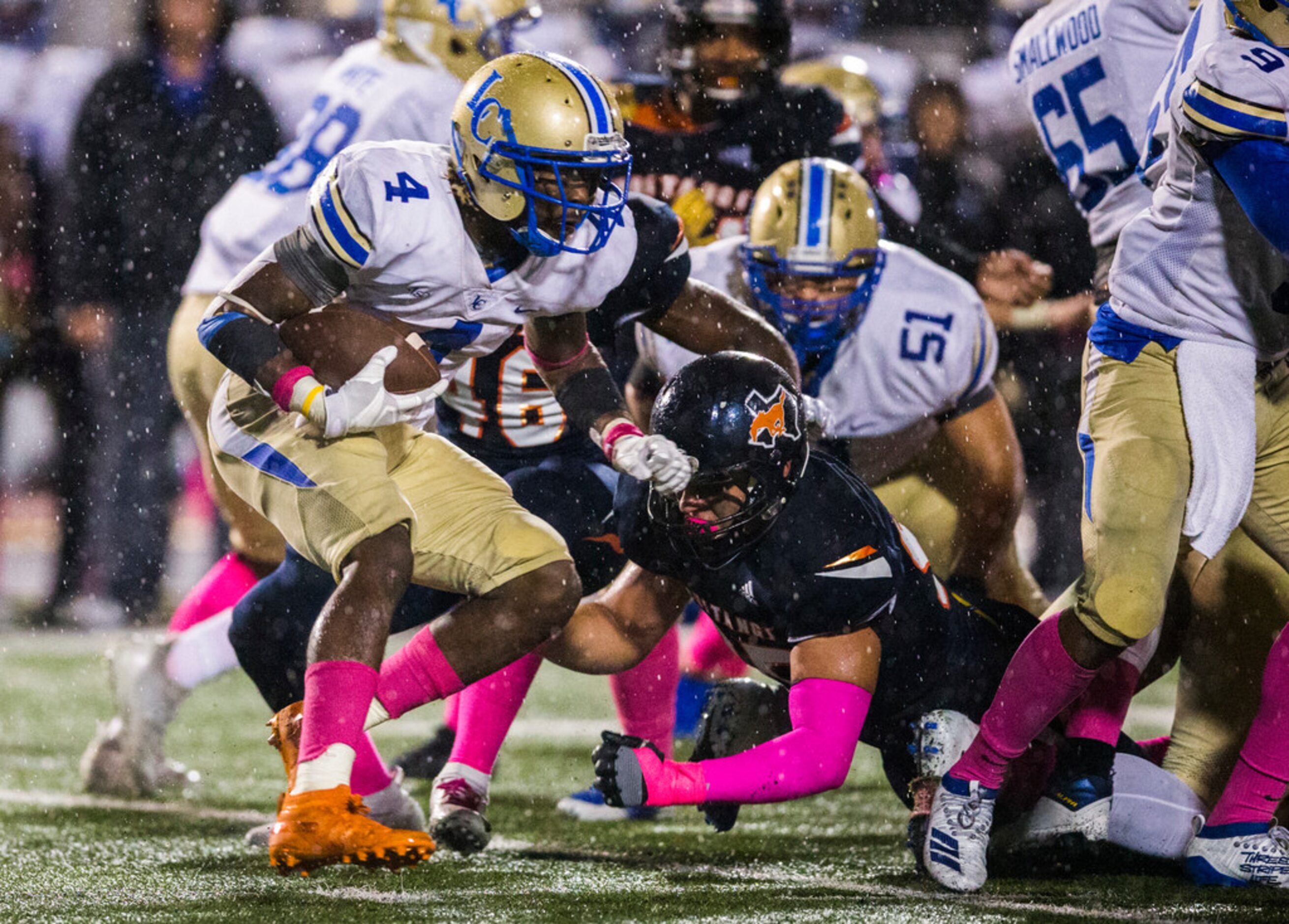 Garland Lakeview running back Camar Wheaton (4) runs the ball during the fourth quarter of a...