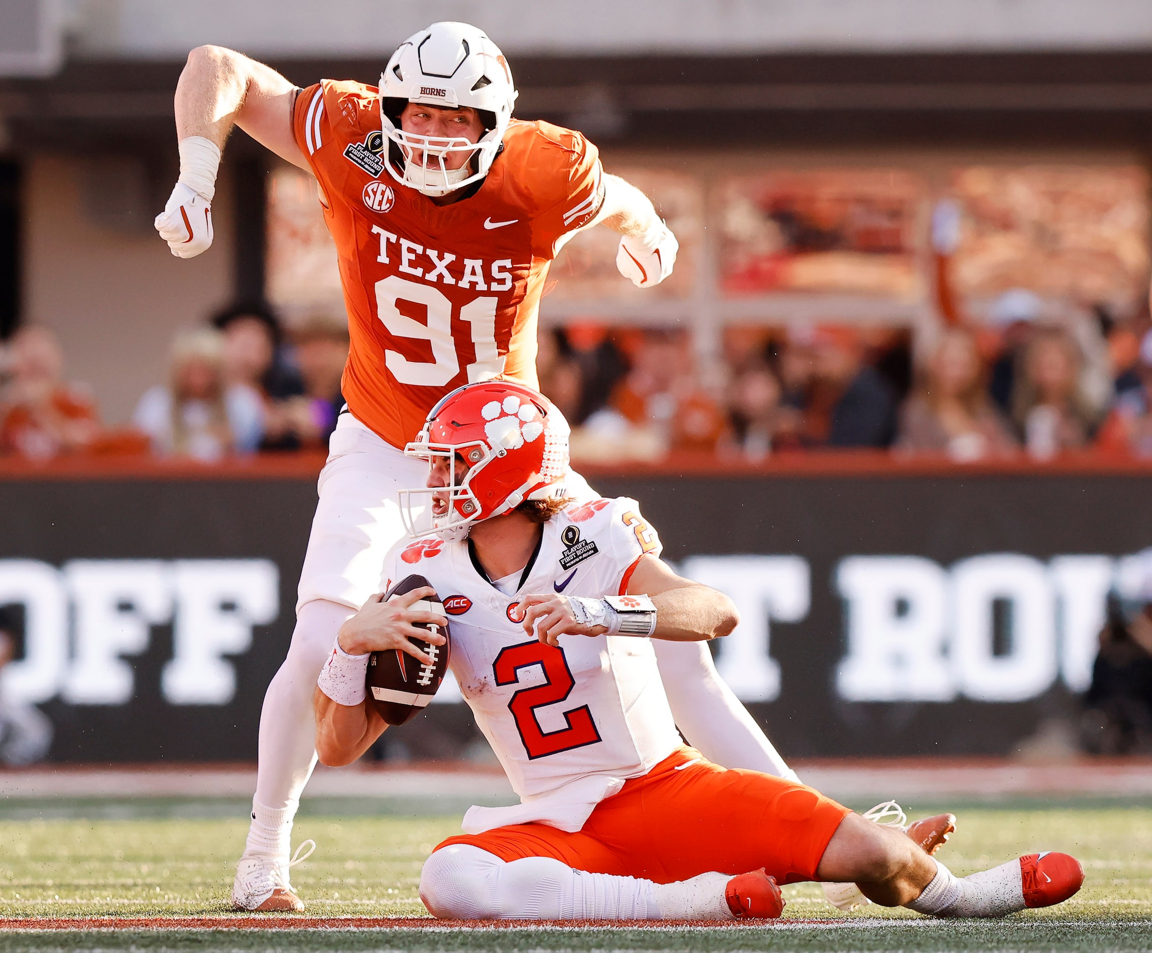 Texas Longhorns linebacker Ethan Burke (91) celebrates his sack of Clemson Tigers...