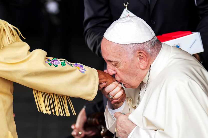 El papa Francisco besa la mano de la venerable indígena Alma Desjarlais, sobreviviente a los...