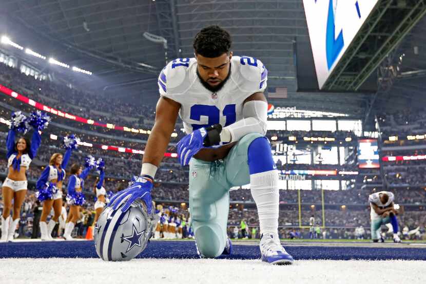Dallas Cowboys running back Ezekiel Elliott (21) prays on the field prior to the kick off...