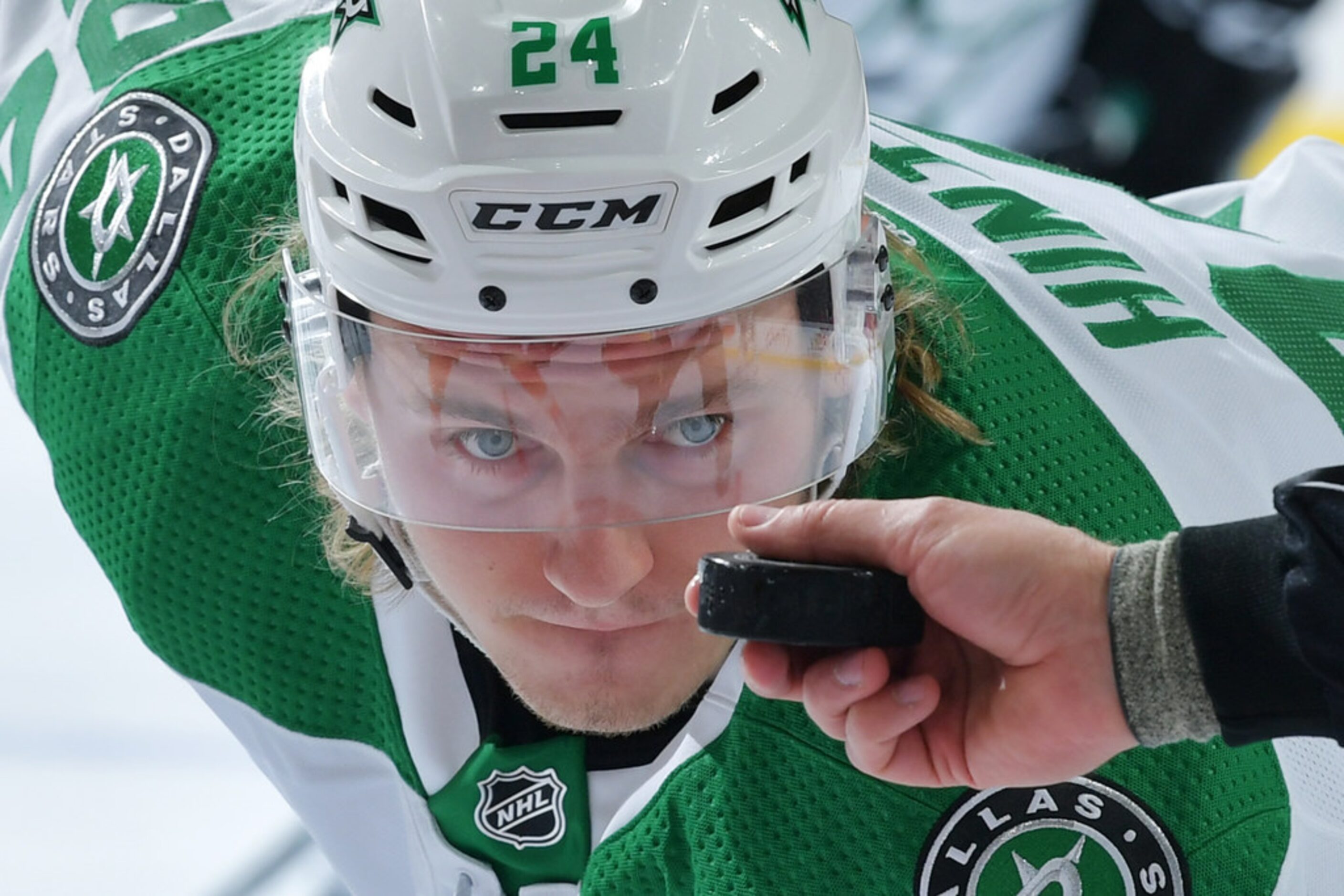 PHILADELPHIA, PENNSYLVANIA - JANUARY 10: Roope Hintz #24 of the Dallas Stars keeps his eye...