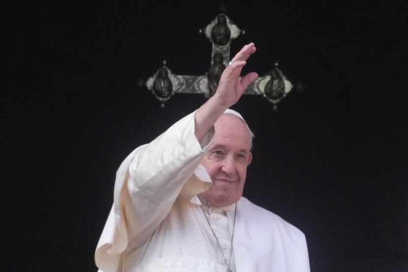 El papa Francisco saluda a los fieles en el Vaticano durante su mensaje "Urbi et Orbi" el...