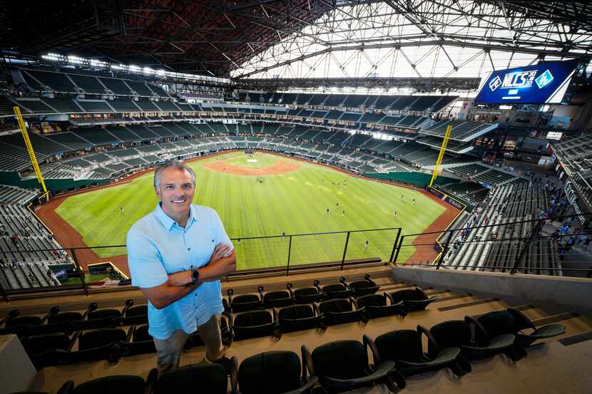 El arquitecto Fred Ortiz en el Globe Life Field antes del partido entre Dodgers de Los...