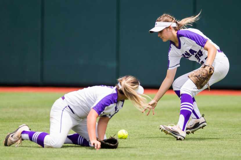 Anna left fielder Hannah Morland (34) fields a hit dropped by Shelby Dombrowski (16) during...