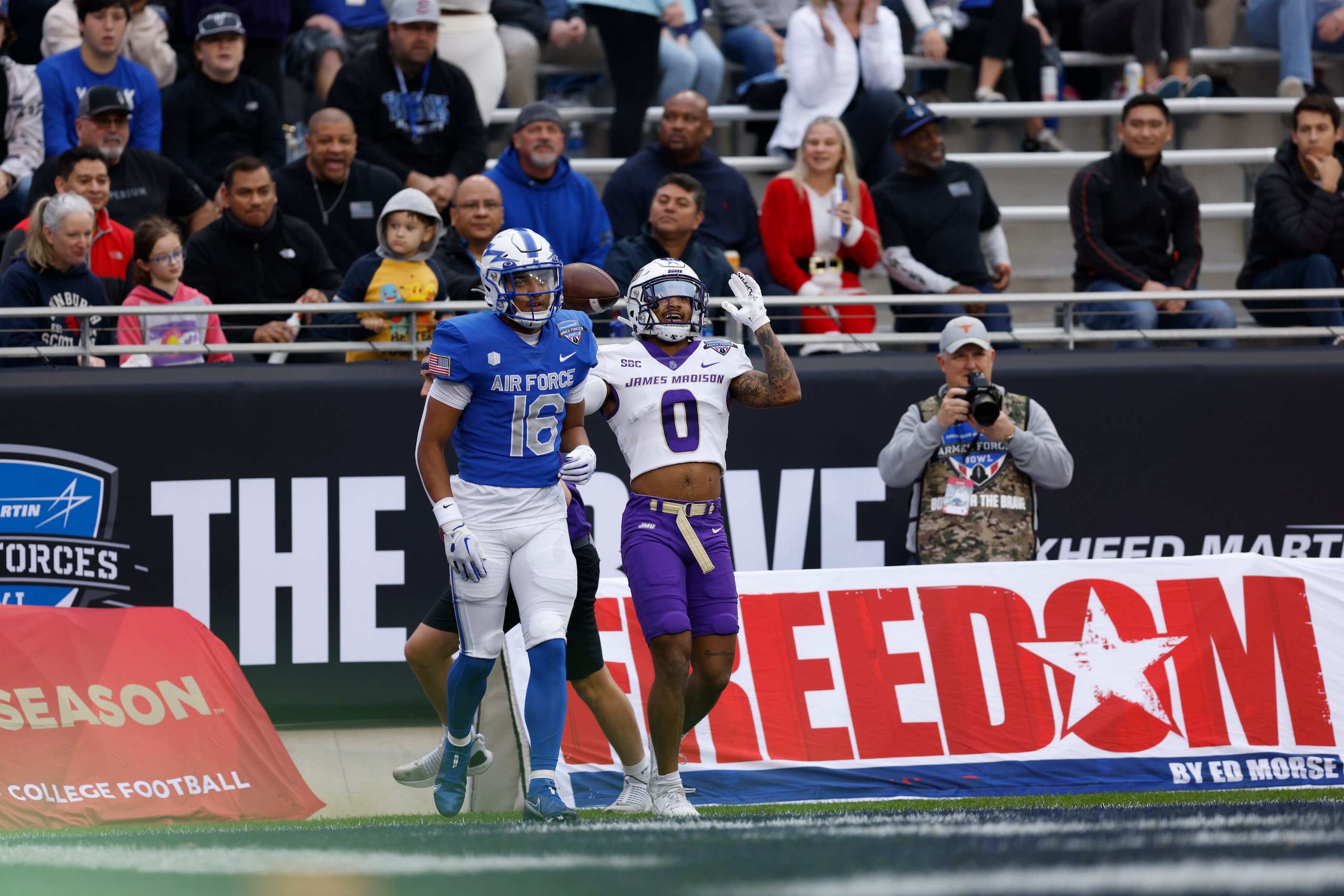 James Madison Dukes wide receiver Phoenix Sproles (0) celebrates his touchdown alongside Air...