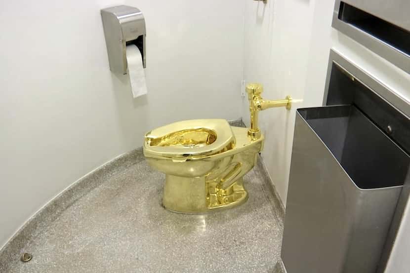 Imagen del inodoro de oro, una obra del Solomon R. Guggenheim Museum de Nueva York.(AP)
