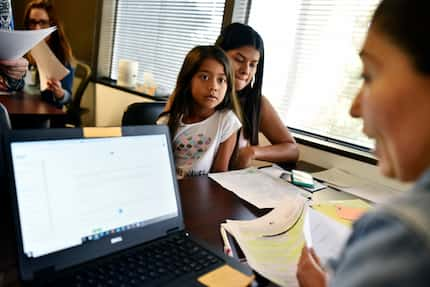 Skarlrth Betanco, de 7 años, junto a su madre Yesi, de Honduras, completaron su inscripción...