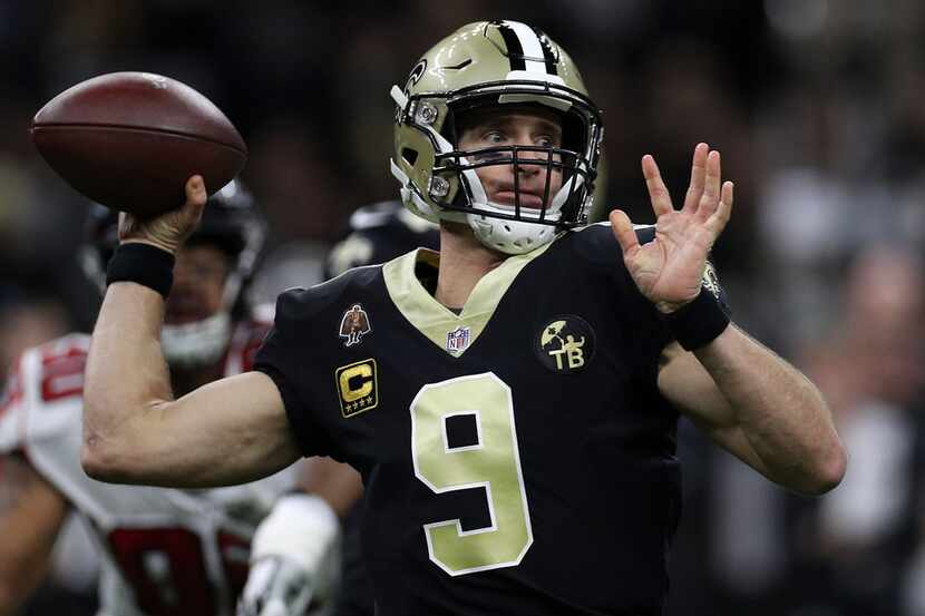 NEW ORLEANS, LA - NOVEMBER 22:  Drew Brees #9 of the New Orleans Saints throws the ball...