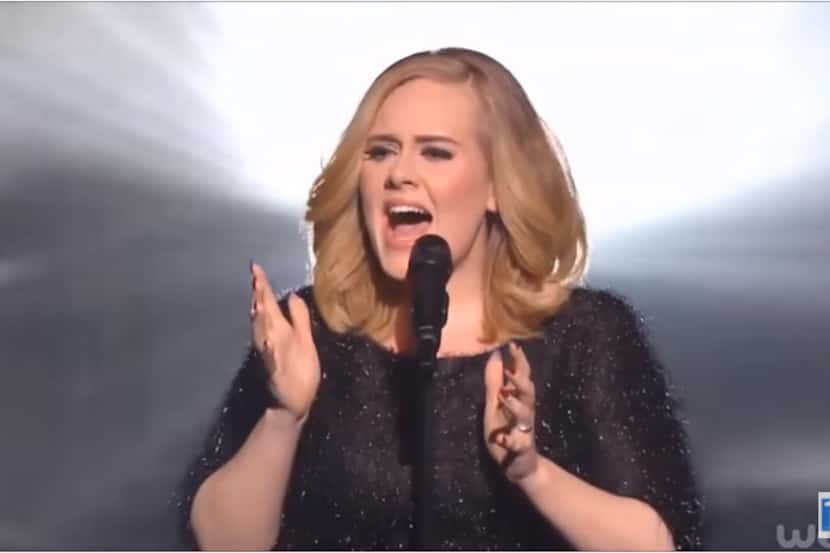 Adele cantó por primera vez su sencillo “Hello” en los NRJ Music Awards./ FOTO TOMADA DE...