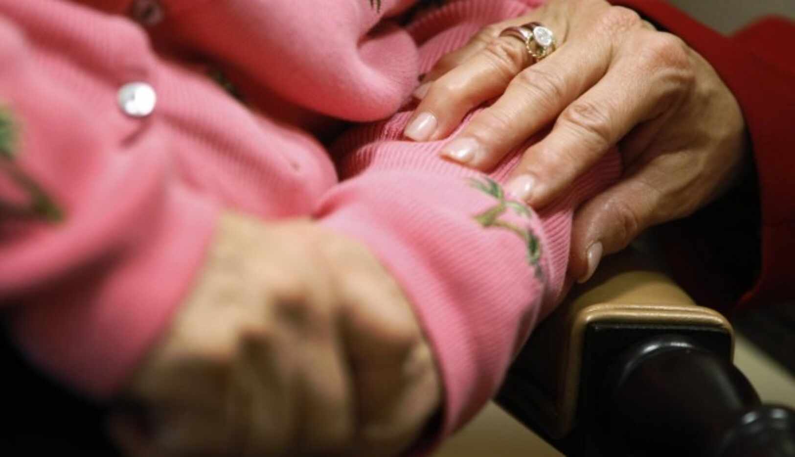 El gobierno federal está solicitando a los centros de atención para adultos mayores ayudar a...
