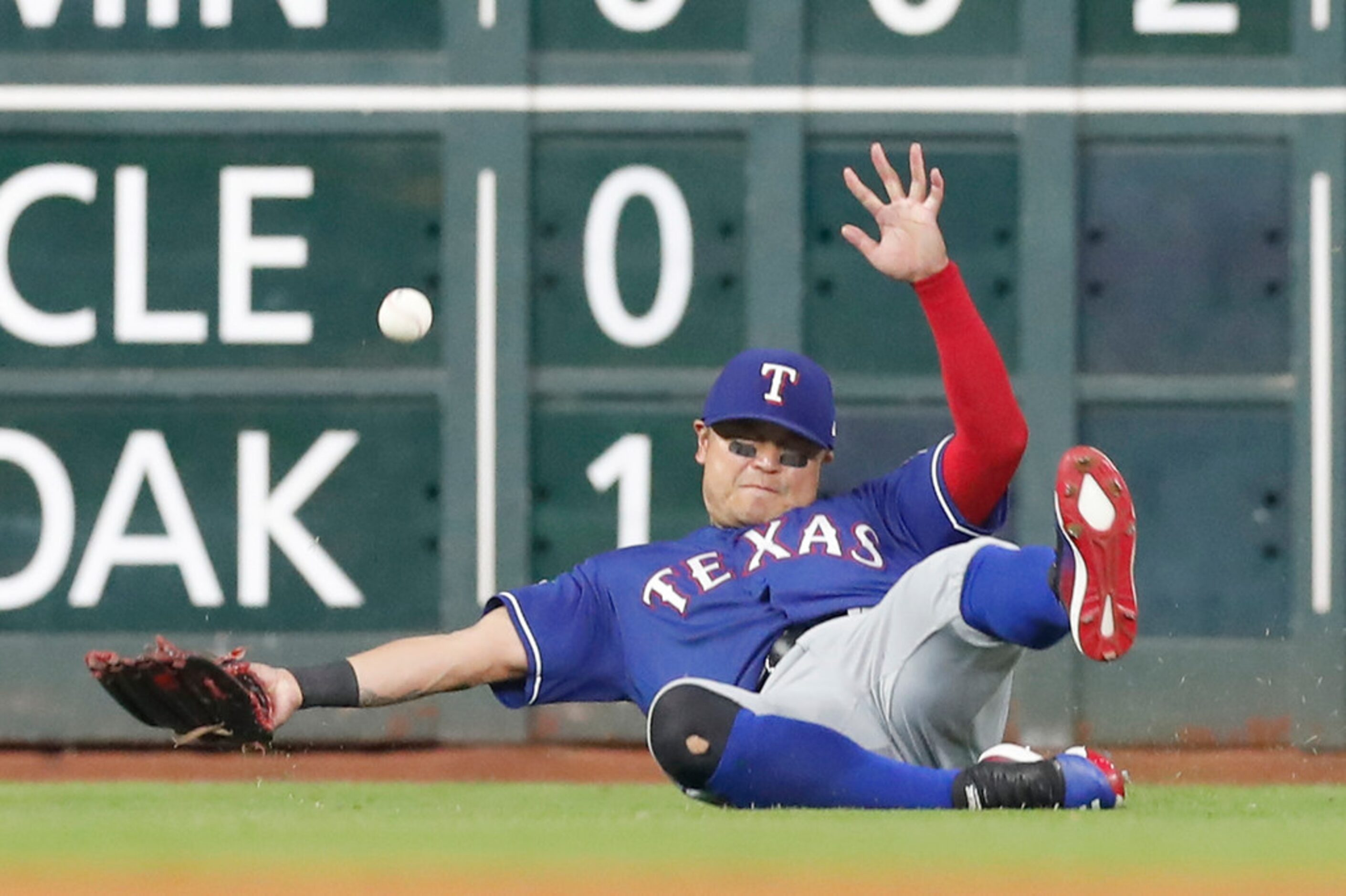 HOUSTON, TX - MAY 10:  Shin-Soo Choo #17 of the Texas Rangers dives for a ball  and is...