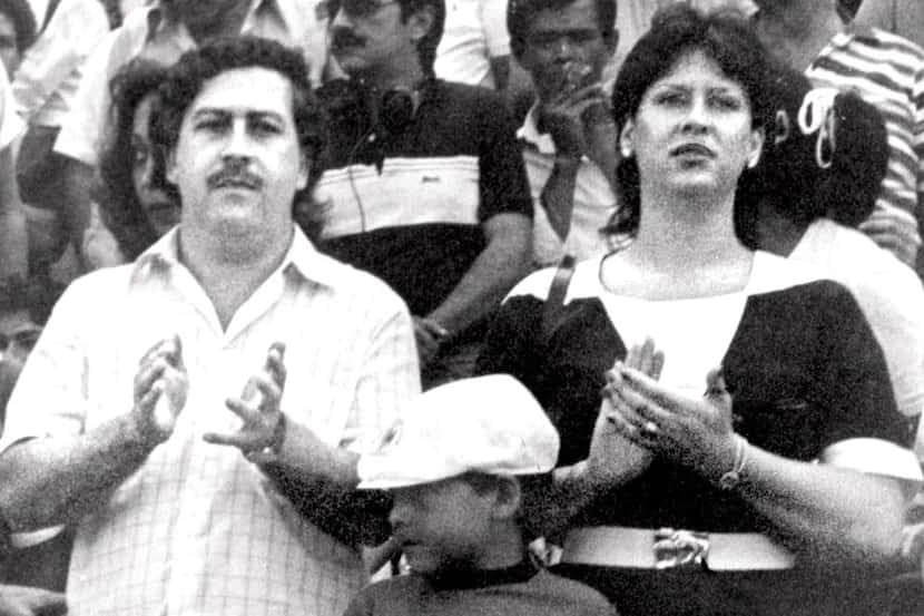 En esta foto sin fecha, el entonces jefe del cártel de Medellín Pablo Escobar, su esposa...