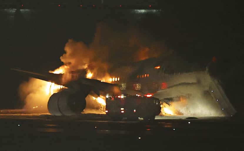 Un avión de Japan Airlines arde sobre la pista del aeropuerto Haneda el martes 2 de enero de...
