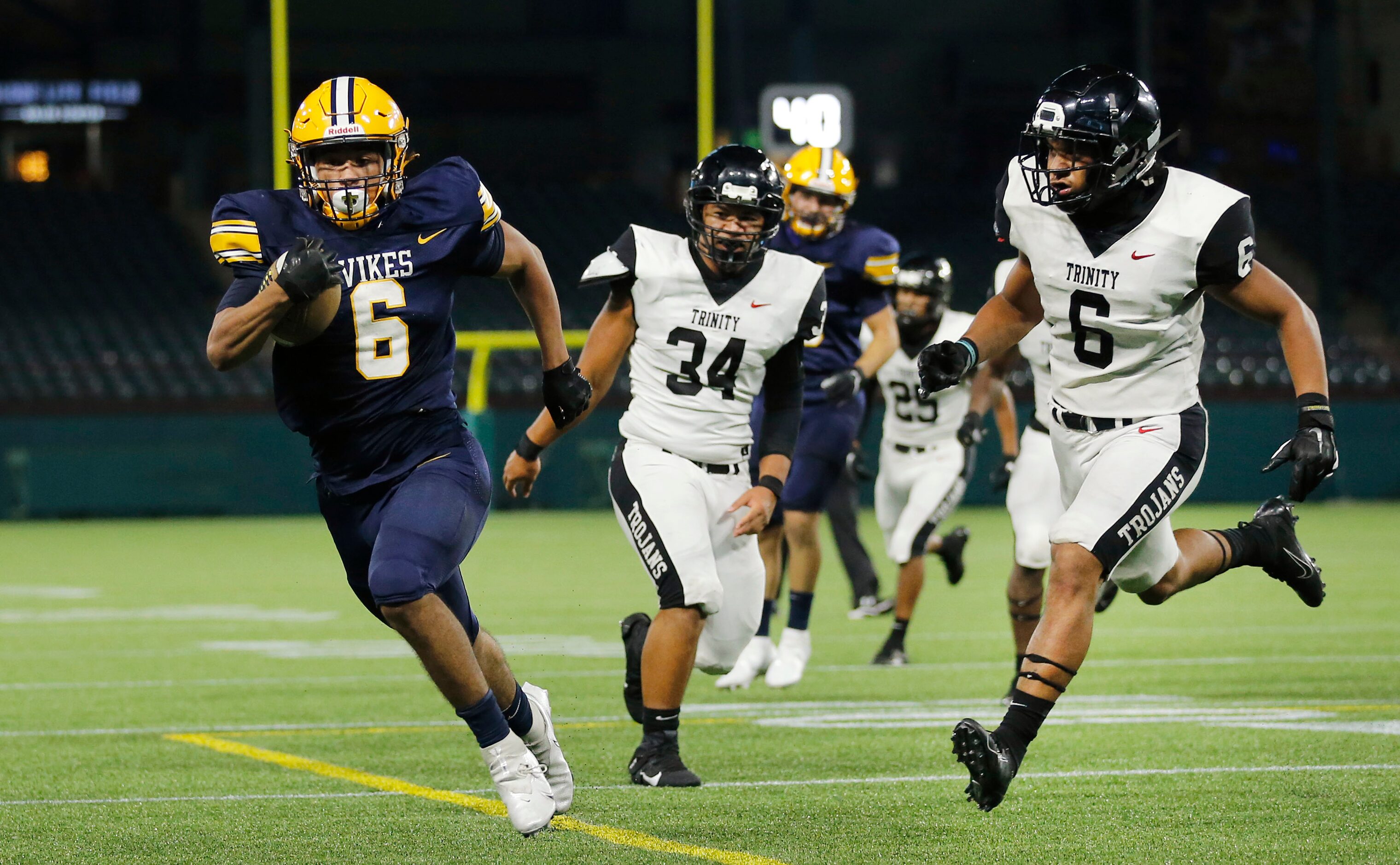 Arlington Lamar running back Anthony Williams (6) breaks outside for a second quarter...