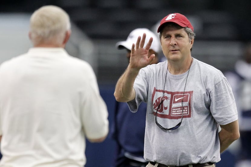 Washington State head coach Mike Leach, formerly of Texas Tech, waves to Cowboys owner Jerry...