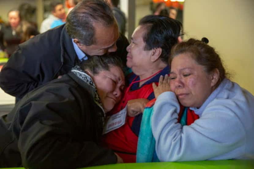 Reyna Osorio (centro) ve a su hermano Macedonio Osorio mientras su hijas Veronica...