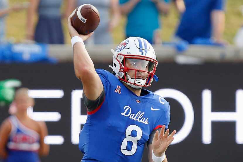 Southern Methodist Mustangs quarterback Tanner Mordecai (8) throws a pass during the first...