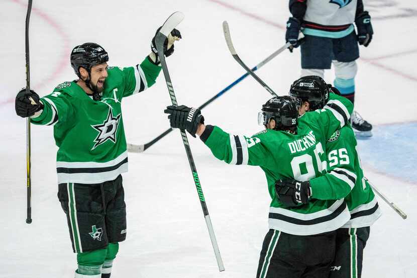 Dallas Stars left wing Jamie Benn, left, celebrates with center Matt Duchene (95) and...