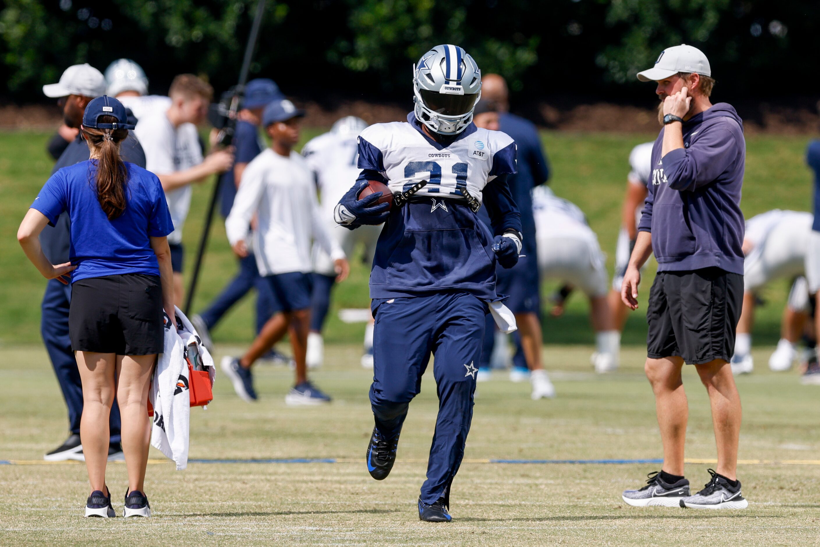 Dallas Cowboys running back Ezekiel Elliott (21) runs a drill during a practice at The Star,...