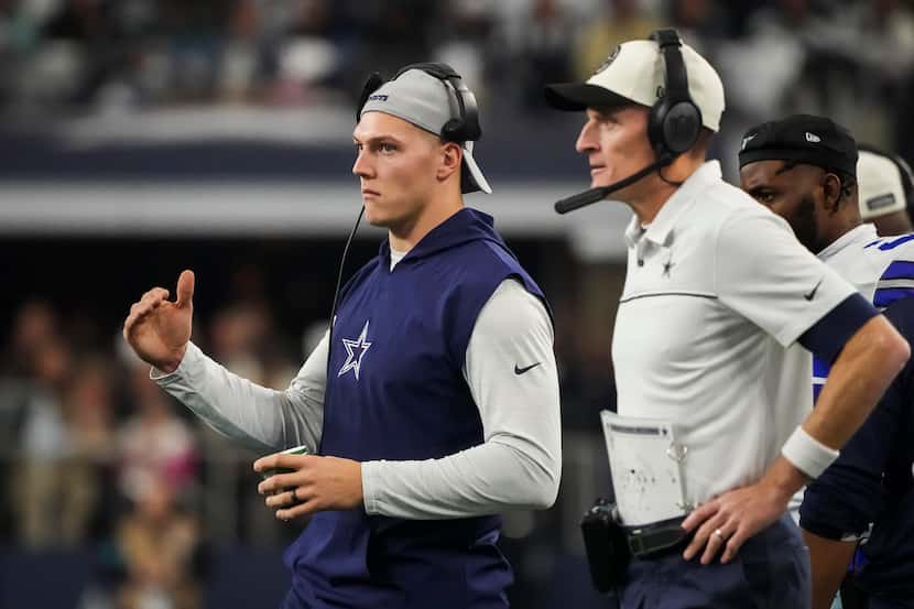 Dallas Cowboys linebacker Leighton Vander Esch (left) looks on from the sidelines with...