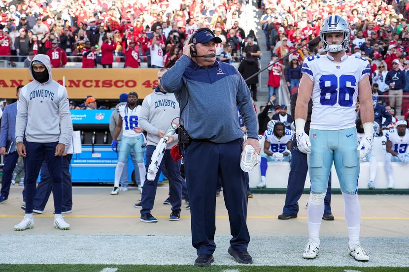 Dallas Cowboys head coach Mike McCarthy looks out from the sidelines with tight end Dalton...