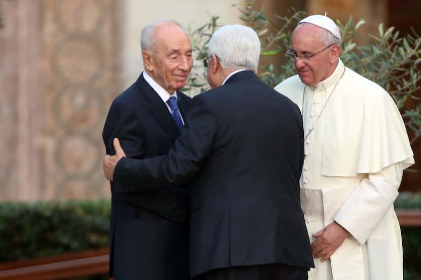 VATICAN CITY, VATICAN - JUNE 08:  Pope Francis (R)  meets Israeli President Shimon Peres (L)...
