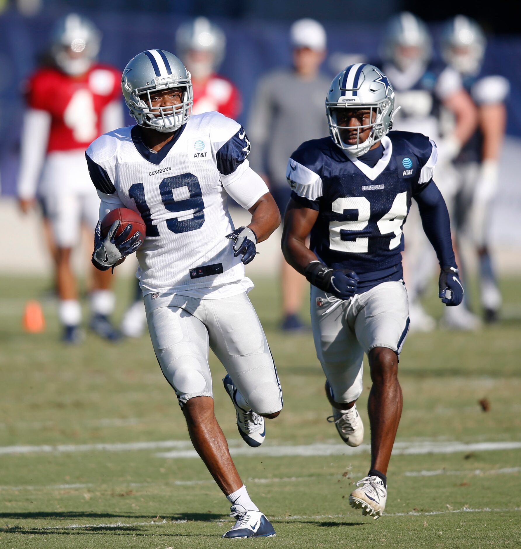 Dallas Cowboys wide receiver Amari Cooper (19) runs up the field after the catch as Dallas...