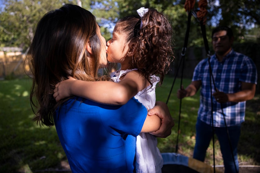 Perla Sánchez-Pérez, junto a su hija Angelina Pérez, antes de salir a su trabajo con los...