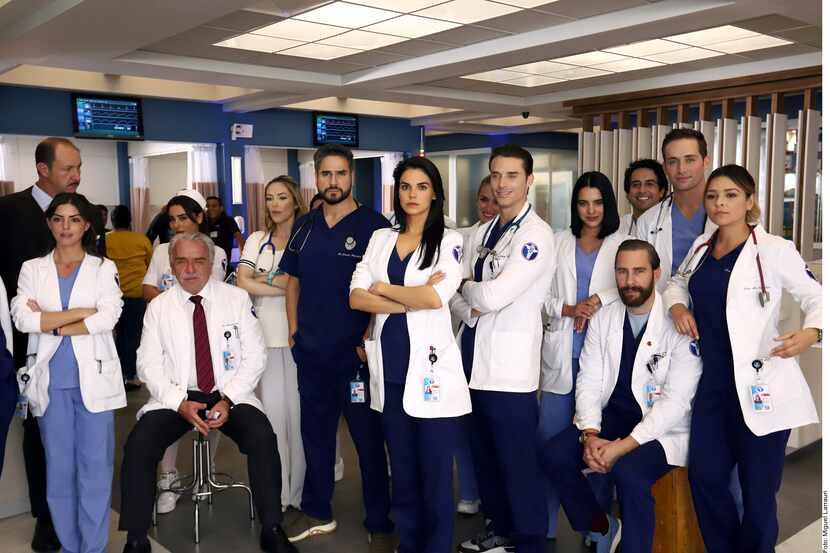 Foto del elenco de la seria, vestidos como doctores.