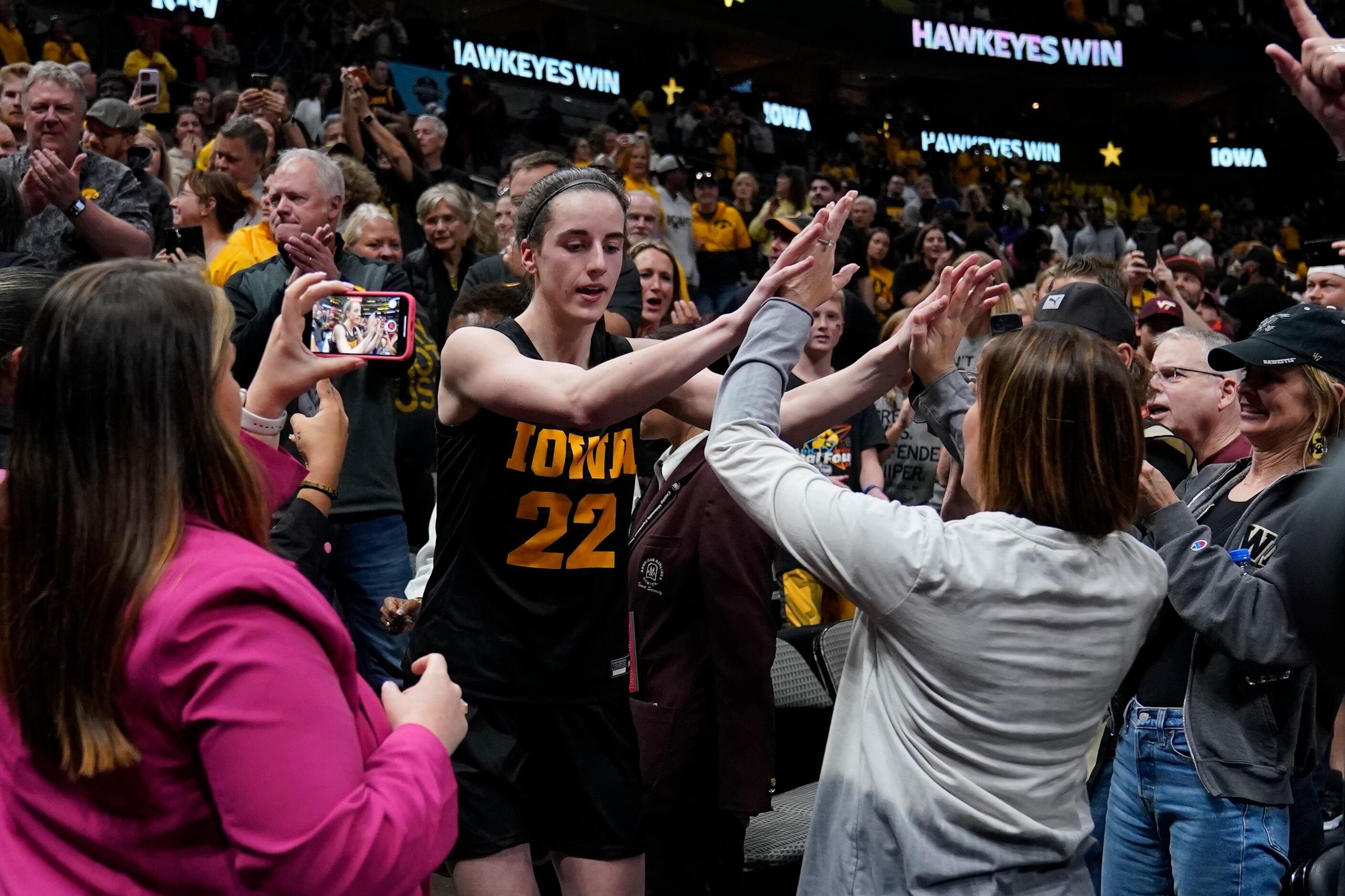 Caitlin Clark is reminding us all of Patrick Mahomes in the NCAA tournament