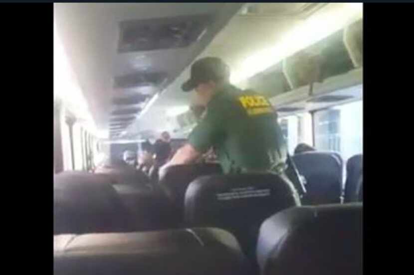 Oficiales de la Patrulla Fronteriza subieron a un autobús de Greyhound cuando se acercaba a...