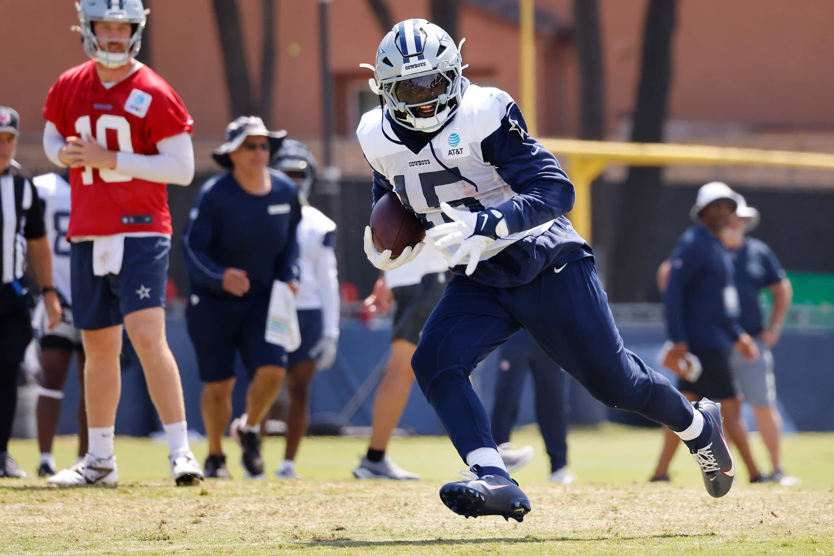 Dallas Cowboys running back Ezekiel Elliott (15) breaks to the outside after taking a hand...