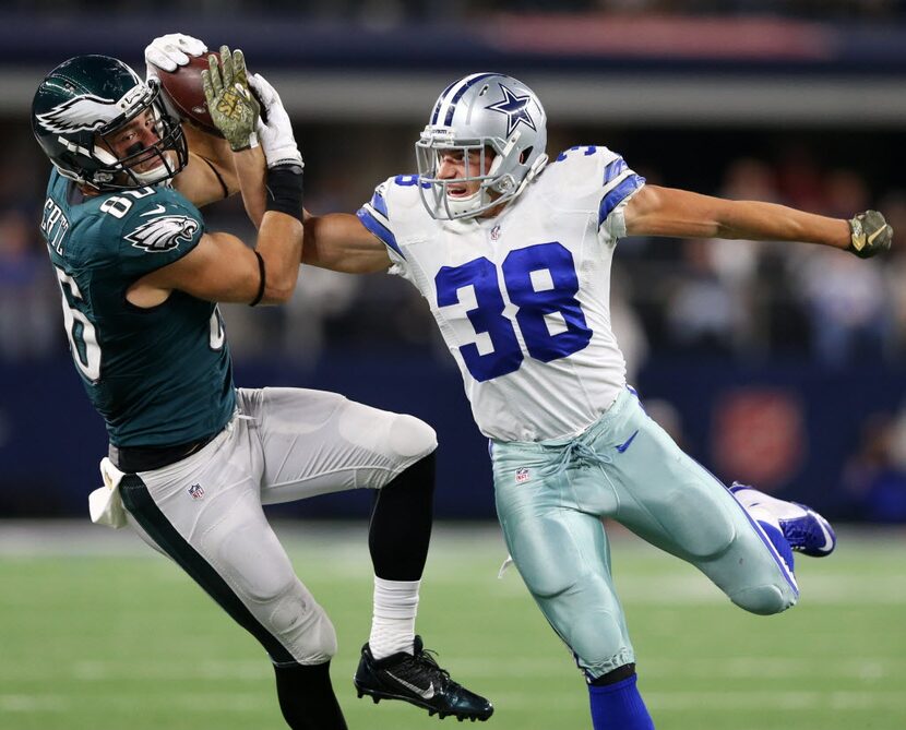 Philadelphia Eagles tight end Zach Ertz (86) holds onto the ball as Dallas Cowboys strong...