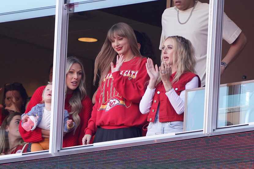 Taylor Swift en el partido de la NFL entre los Chargers de Los Ángeles contra los Chiefs de...