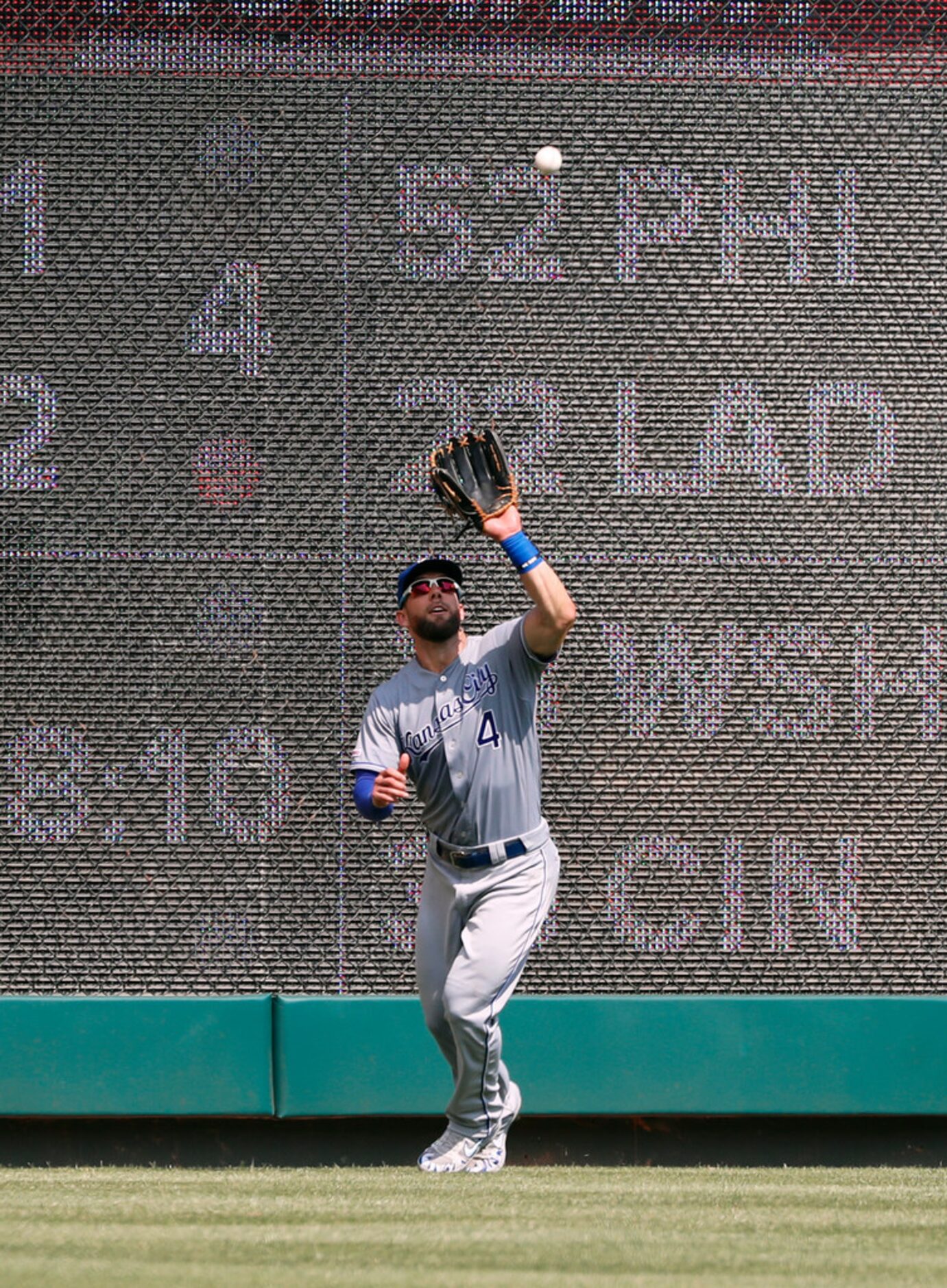 Kansas City Royals' Alex Gordon moves to get beneath a fly out by Texas Rangers' Rougned...